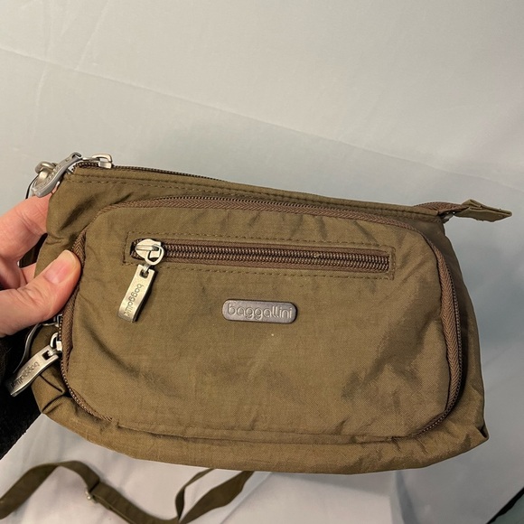 Baggallini green‎ Crossbody/wristlet Bag - Picture 1 of 8